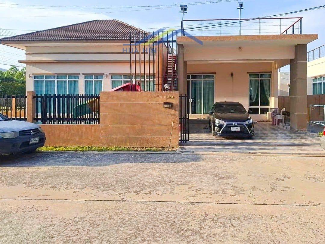 The Grandio Hua Hin 3-bedroom villa in Hua Hin with a private pool, spacious driveway, and a well-maintained exterior.