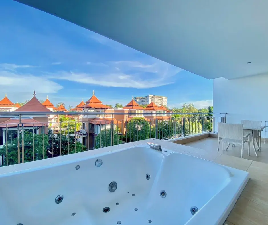 Spacious 2-Bedroom with Jacuzzi Bath on Balcony - Boathouse Hua Hin