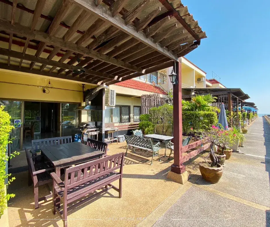 5-Story Townhouse with 4 Bedrooms, 40 Meters from the Beach in North Hua Hin