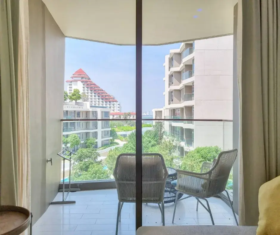 1-bedroom unit on the 4th fl. of Veranda Residence Hua Hin, Khao Takiab, Hua Hin. Enjoy breathtaking views of the swimming pool and a peak of the sea.
