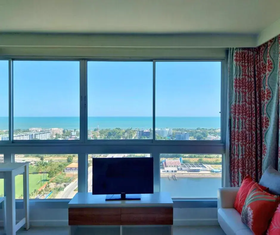 Stylish Condo on 21st Fl., 4-Bedroom with Stunning Views of Hua Hin City and Sea at Baan Kiang Fah, Hua Hin.